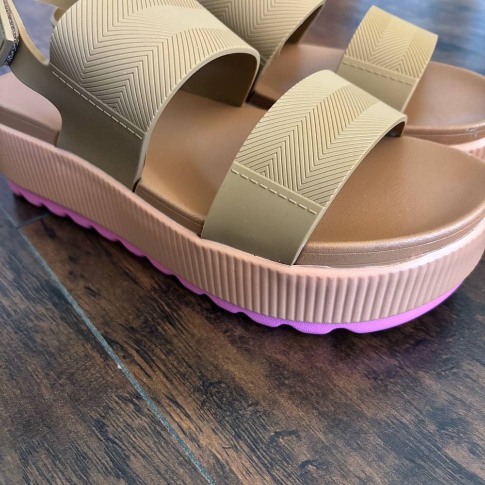 Stylish Women's Sandals with Pink Soles - Picture 2 of 6